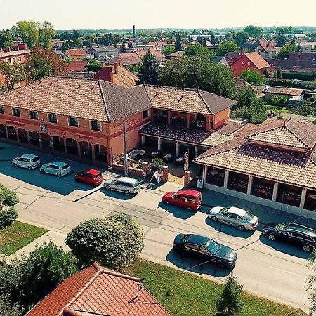 Отель Corvin Pension And Restaurant Вельки-Медер Экстерьер фото