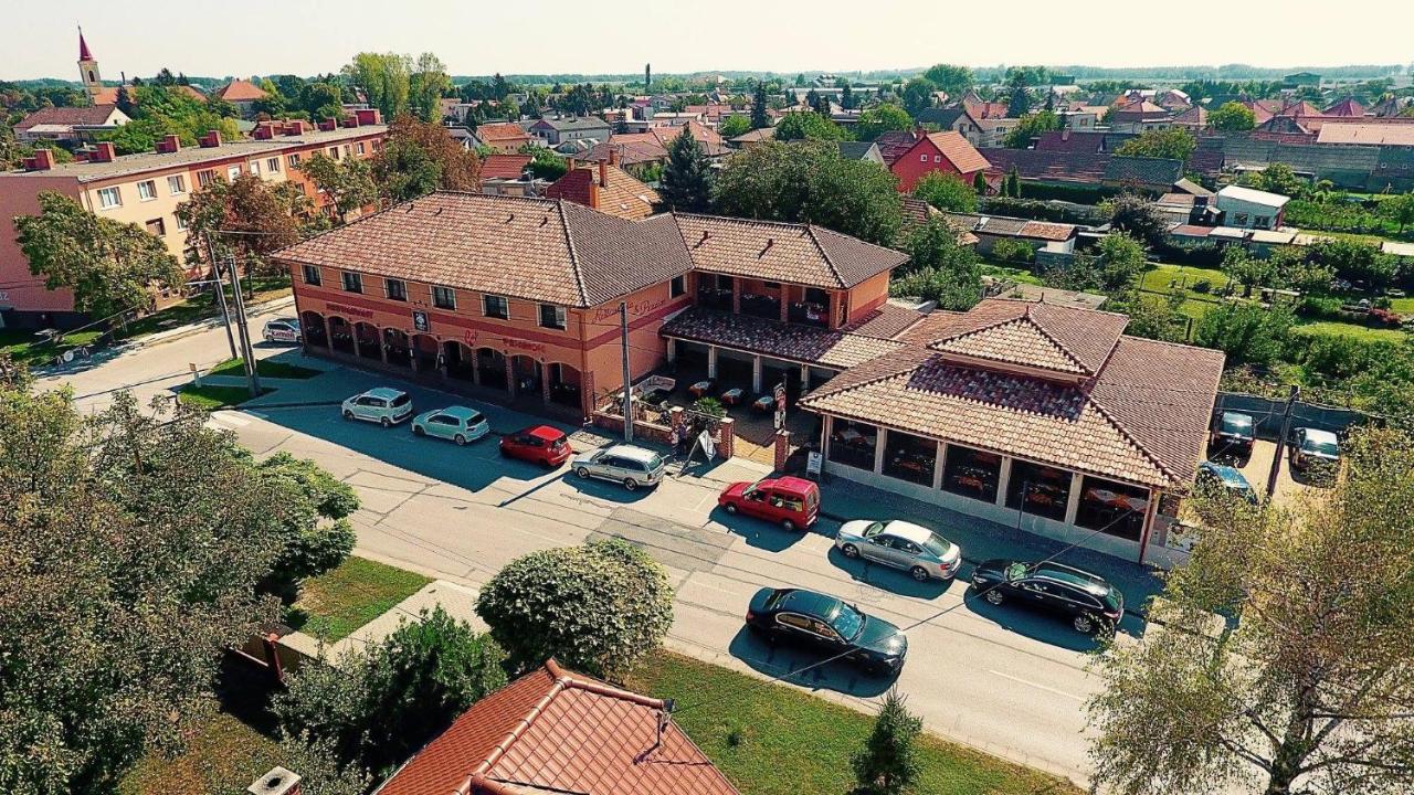 Отель Corvin Pension And Restaurant Вельки-Медер Экстерьер фото