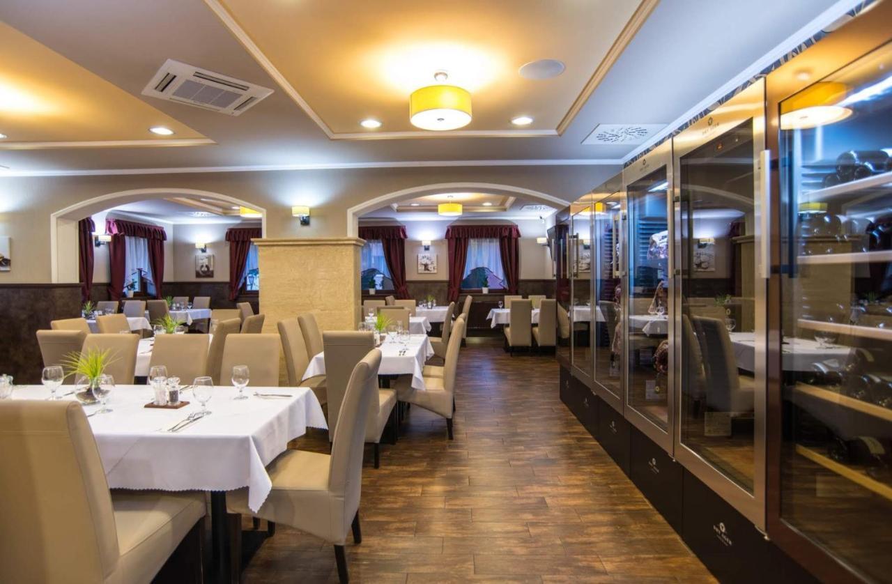 Отель Corvin Pension And Restaurant Вельки-Медер Экстерьер фото