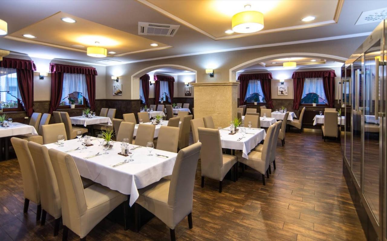 Отель Corvin Pension And Restaurant Вельки-Медер Экстерьер фото